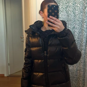 Moncler maya - Säljer min moncler maya i svart, storlek 1. Säljer pågrund av har en annan jacka. Pris går att diskutera. KÖP DIREKT FÖR 3000kr!!