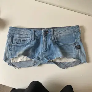 Hej, säljer ett par skit snygga jeansshorts för att dom inte kommer till någon användning, dom är i väldigt bra skick och är perfekta till sommaren! Skriv för mått osv.❤️‍🔥