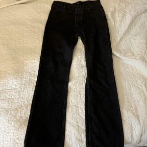 Montén Jeans F22 (32/32) - Snygga Montén Jeans med lose fit. Svart gråa. Jag är cirka 183 cm. Använt cirka 2 gånger så är som ny. 100% bomull. Ny pris 1000kr. Skriv för mer bilder. Pris kan diskuteras 