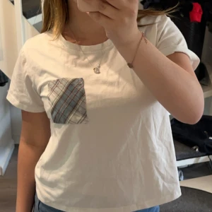 Jätte söt pyjamas tröja💞 - säljer för den kommer inte till användning💞 Jätte söt, skön, använt typ 1 gång, gullig💞 var ett sätt med ett par pyjamas byxor så de kostade runt 150, säljer för 50💞