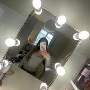 Tröja från H&M🫶 - Säljer denna jättesöta långärmade tröja från H&M som är oanvänd💘💘