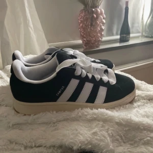 Svarta adidas campus - Endast använda 1 gång, säljer för att de inte kommer till användning. Lådan tillkommer ej. Köparen står för frakt. 