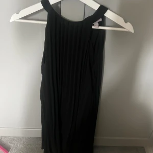 Satinklänning - Detta är en jättefin satinklänning från hm i svart! Jättesöt men kommer tyvärr inte till användning❤️💗