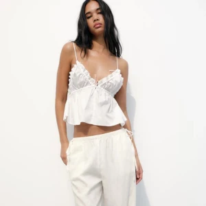 Topp från Zara - Topp från zara, bara provad i ungefär 5 min Storlek: M men passar S jättebra Postas, om man inte bor i närheten Frakten: 50kr 