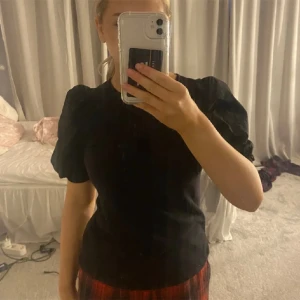 Topp med puffärmar - Använd får gånger, pris kan diskuteras💕