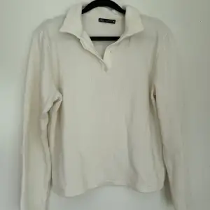 Snygg stickad tröja från Zara i gott skick. Säljer pga att den är lite kort i armarna på mig. 
