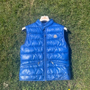 Moncler GUI Väst (Äkta) - En fräsch moncler GUI som passar perfekt till sommarkvällarna!  Size 1 - (XS-S)  Cond 8/10 Inga skador.