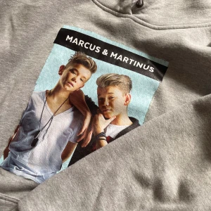 Marcus & Martinus hoodie - Säljer denna merch hoodien köpt från MMstore. Bra skick, nån liten defekt som går bort i tvätten !❤️ Passar någon som har xs/s 