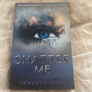 Shatter me - Ingen bok för mig. Läst halva så som nyskick. Lite divergent vibes!