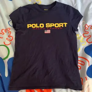Snygg ”Polo sport” tröja. Den är använd ett fåtal gånger och är i gott skick. 