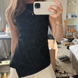 Topp - Fin svart topp, med en fin knyt detalj på ena sidan. Använd en gång!💓💓