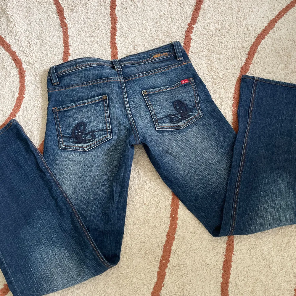 Säljer ett par lågmidjade jeans i super bra skick, lite för korta på mig som är 1,74⭐️ Midjemått, 84cm Innerbenslängd, 76cm. Jeans & Byxor.