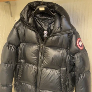 Canada goose crofton parka - Storlek Xl  Köpt på johnells kvitto finns Finns småhål och skavanker finns bild att fixa