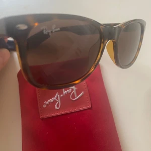 Ray-Ban Junior Wayfarer, UV400 - Ray-Ban Junior Wayfarer, UV400  Sköldpaddsfärgad båge med bruna glas.  Totalbredd: 126 mm  Näsbrygga: 16 mm Glasbredd: 48 mm Glashöjd: 36 mm Skalmlängd: 130 mm 