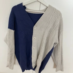 Stickadtröja  - Blå-vit stickad tröja. Saknade lapp när den köptes secondhand för några år sedan. Väl använd men är så gott som ny. Håller passformen fint, perfekt för sommarkvällar 