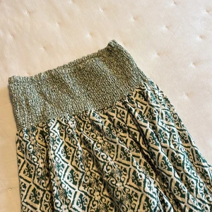 Zara kjol - Säljer min fina zara långkjol, aldrig använd, storlek Xs. 💓nypris:499