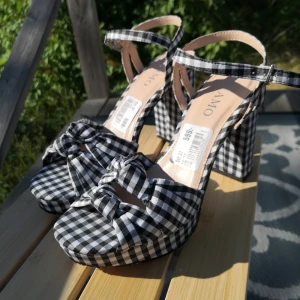 Helt nya klackskor - Nya klackskor med prislappen kvar. Köpta för 599 kr. Superläckra sommarskor. 