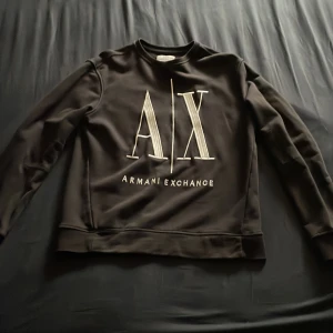 Armani tröja  - Riktigt schysst Armani tröja i nästan nyskick. Den är äkta och köpt från Boozt. Storlek M