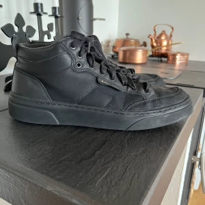 Björn Borg t1930 Tonal Svart - Riktigt goa Borg skor som är försiktigt använda, säljer då jag inte använder de, skorna är i fint skick 😁