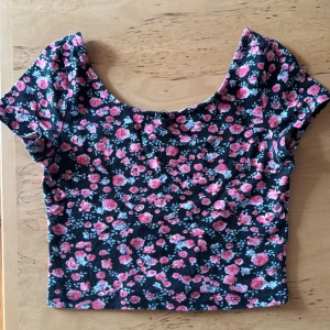 Blommig topp  - Blommig topp,  Divided, st XS Använt men bra skick  95% bomull