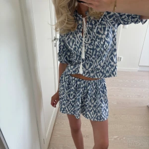 Set - Såå fint matchande set med topp och kjol🥰