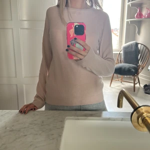 Cashmere tröja  - Säljer min cashmere ljusrosa tröja som används väldigt lite. Säljer pga att den inte kommer till användning. Nypris 1299 kr, säljer för 750