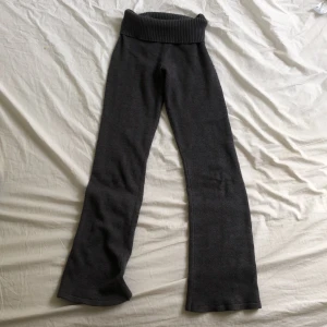 Mjukis byxor från ginatricot  - Mjukis byxor från ginatricot i storlek 156 (lite för korta för mig som är 160 lång) Ändvänd bara några gånger så ganska ny. Inga fläckar eller hål💕 Diskuterar gärna priset🫶