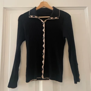 Tunn stickad tröja med krage - I gott skick.