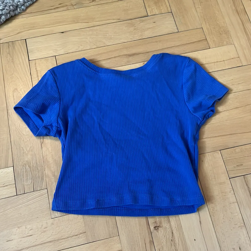 säljer denna blåa t-shirt då jag aldrig använder den längre och den är för liten för mig. Tröjan har använts några få gånger men har inga skador eller defekter❤️. T-shirts.