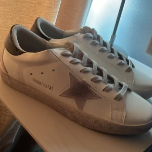 Golden goose - Golden goose black tail, storlek 43, passar 42, oanvända