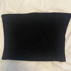 Glittrig topp  - Säljer denna toppen från gina tricot. Använd en gång. Storlek M.