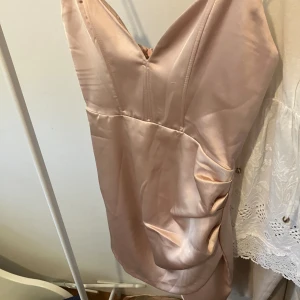 Festklänning  - Älskar och är mycket användbart!✨ Kan sänka priserna vid snabb affär. Inga defekter:) Är 164cm lång och garderob-utrensar. Kontakta mig för fler bilder💕
