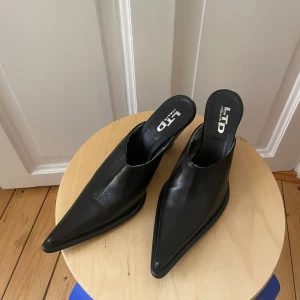 Klackar LTD Italia - Snygga klackar på ca 5 cm med spetsig tå.