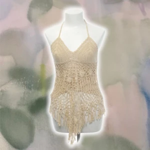 Stickad Halternecktopp  - Stickad topp!! Väldigt bra skick, fläckfri :) Köpt secondhand, gissar denna är handgjord🐈