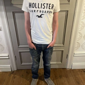 Hollister California t-shirt  - En sjukt fett Hollister t-shirt😄 skick 8/10 har ett mindre hål på framsidan skriv för mer bilder