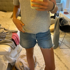 Zara shorts  - Supersnygga och trendiga jeansshorts från zara!! En knapp saknas men det är inget som syns och det är enkelt att du på ny om man så vill☀️💕