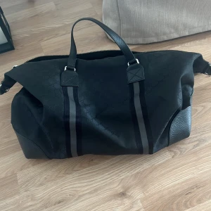 Gucci weekendbag - Skicket är 10/10, använd fåtal gånger.  Köpt i Milano och har påse och box