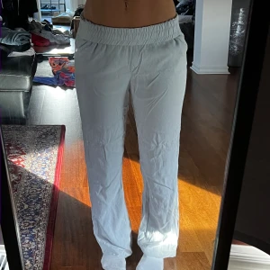 Byxor - Typ linnebyxor/mjukis. Assköna men lite för små för mig. 