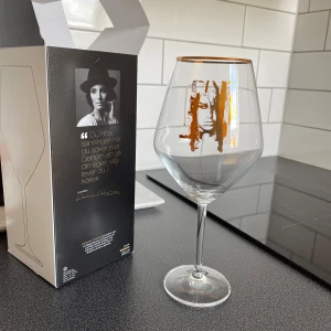 Carolina Gynning glas  - 75cl (större varianten).   Använd, kommer i kartong. Ord. Pris 349:-