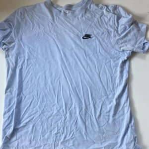 Ljusblå Nike T-shirt - Säljer min ljusblåa Nike T-shirt, då den inte kommer till användning. Tröjan är i nyskick och är använt mycket sparsamt. Tröjan har inga defekter alls och är i nyskick 