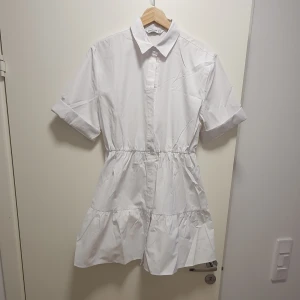 Vit skjortklänning  - Kort, vit, skjortklänning 🌸