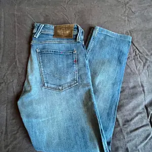 Ett par snygga Replay jeans i färgen ljusblå. inga defekter, modell Anbass, storlek 31/31, skriv för funderingar👍