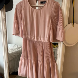 Rosa klänning  - Klänning från vero Moda med utsvängda armar. 