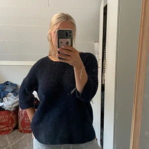 Stickad trekvartsärmad tröja😊 - Jättefin tröja som passar perfekt till en somrig långkjol☺️ köpt från zalando men från märket soaked men tyvärr lite för stor för mig💕nypris 600kr