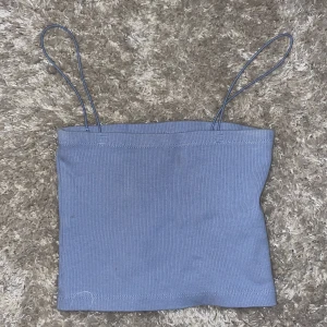 tubetopp blå - Säljer denna söta tubetoppen från pull&bear i storlek S🐳🪽