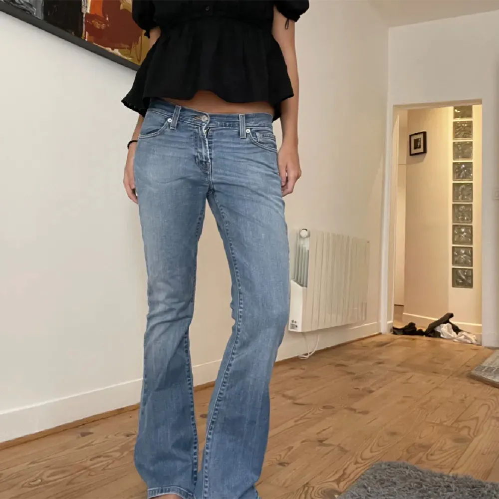 Såååå najs o snygga Levis jeans som bara är perfekta i garderoben. Bilder från förra säljaren och köpte dem själv för 1000 kr💙💙💗💗🙌🏼🙌🏼🙌🏼. Jeans & Byxor.
