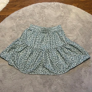 Grön blommig kjol - Söt kort kjol 💚