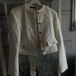 Matchande set - Jättefint matchande set med kavaj/jacka & tillhörande kjol i broderat tyg. Använd endast 1 gång då den inte faller mig i smaken. 