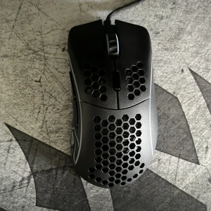 Glorious Model D - Har bara använt i 2 veckor, gott skick och funkar som det ska men har köpt en ny mus så har ingen användning för den