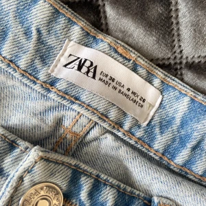 Jeansshorts från ZARA - Mid waist jeansshorts i storlek 36, helt oanvända och perfekta till sommaren, säljer för att de inte är i min storlek